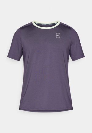 Lila NikeCourt Sportshirt mit kurzen Ärmeln, weißem Kragen und kleinem weißem NikeCourt-Logo auf der linken Brust.