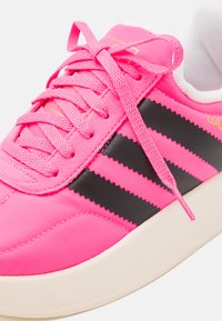adidas Originals GAZELLE HOME UNISEX - Sneakers - lucid pink/core black/green