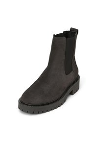 Bottine noire en nubuck avec une finition lisse, des panneaux élastiques sur les côtés et une semelle en caoutchouc robuste dotée d'un motif de traction texturé.