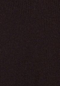 Tissu tricoté de couleur marron foncé avec une texture côtelée, arborant de fines lignes verticales sur toute sa surface et une finition lisse.