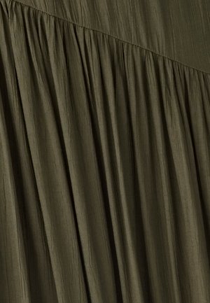 Tissu froissé de couleur vert olive profond, présentant un design froncé avec des plis verticaux, mettant en valeur la texture et un léger éclat.