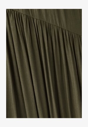 Naborana tkanina u dubokoj maslinasto zelenoj boji, s nabranim dizajnom s okomitim naborima, prikazujući teksturu i suptilan sjaj.