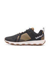 Zapatilla deportiva negra con parte superior de malla y detalles con patrón marrón. Presenta una suela blanca y un logo negro. Tracción de goma en la suela.
