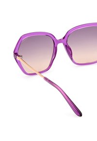 Occhiali da sole con gradiente viola, montatura esagonale, materiale trasparente viola e aste in metallo con dettagli dorati.