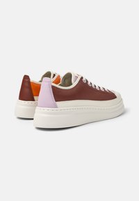 Läder sneakers med en flerfärgad design som har bruna, orange och rosa accenter, vit sula och kontrasterande sömmar.