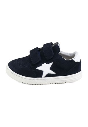 Zapatilla para niño pequeño en azul marino con estrella blanca en el lateral, dos correas de velcro y suela y lengüeta trasera blancas.