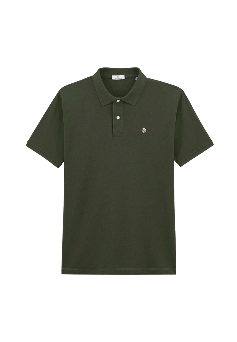 Polo-shirt vert foncé avec un col à trois boutons, des manches courtes et un petit logo brodé sur la poitrine gauche. Tissu en coton lisse.