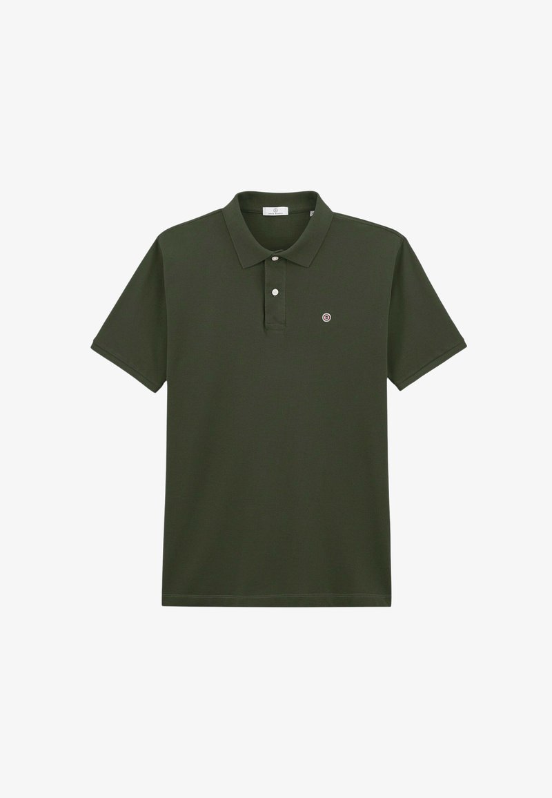 Polo-shirt vert foncé avec un col à trois boutons, des manches courtes et un petit logo brodé sur la poitrine gauche. Tissu en coton lisse.