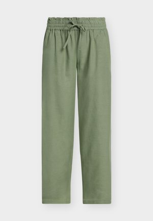 Pantaloni verde deschis, croială lejeră, cu talie elastică și șnur, picioare drepte, fără buzunare sau ornamente vizibile.