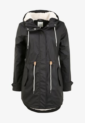 Črn nepremočljiv park s kapuco podloženo s kremasto flisom, pasom na vrvico, dvema sprednjima žepoma in lesenimi zatiči. Gladka zunanja površina.