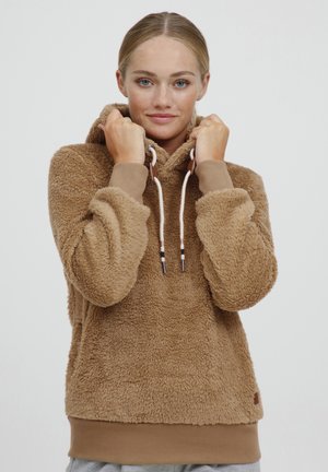 Fluffy bruine hoodie met een gestructureerde buitenlaag, een trekkoordkap en manchetbanden. Beschikt over neutrale accenten en een relaxte pasvorm.