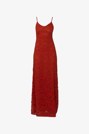 Longue robe rouge en dentelle avec fines bretelles spaghetti et motif floral, longueur au sol avec légère évasement à l'ourlet.