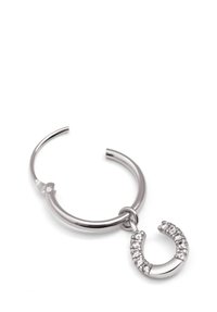 Silverhänge med en avtagbar charm i en böjd form och kristalldetaljer som reflekterar ljus och ger extra detalj.