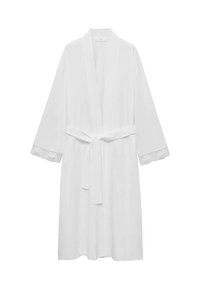 Vit morgonrock gjord av mjukt tyg, med knytbälte, långa ärmar med spetskant och knälång längd. Ren, minimalistisk design.