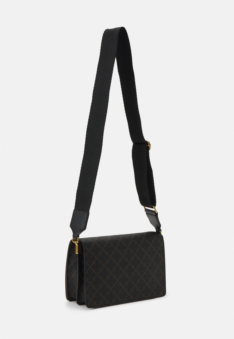 Rektangulär väska i svart med en texturerad mönstring, med en vävd svart rem och detaljer i guld.