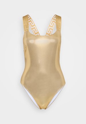 Gouden tankini met glanzende textuur, brede bandjes met een wit Grieks sleutelpuntpatroon en een lage rugontwerp.