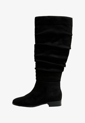 Musta polvipituinen saappaat pehmeästä mokasta, joissa on rennot muotoilut, tyylikäs siluetti ja matala, pinottu korko.