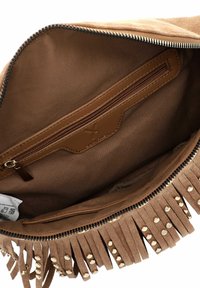 Clutch in suede marrone con frange e borchie dorate. Presenta una chiusura con zip e una tasca interna con zip, foderata in un tessuto uniforme.