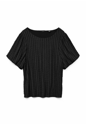 Melna īsām piedurknēm blūze ar apaļu izgriezumu. Audums ar tekstūru, kas raksturojas ar vertikālām svītrām un brīvu piegriezumu. Nav redzamu aksesuāru vai rotājumu.