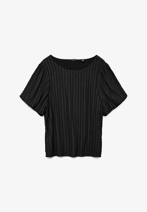 Černý top s krátkým rukávem a kulatým výstřihem. Texturovaná látka s vertikálními pruhy a volným střihem. Bez viditelných kovových prvků nebo akcentů.
