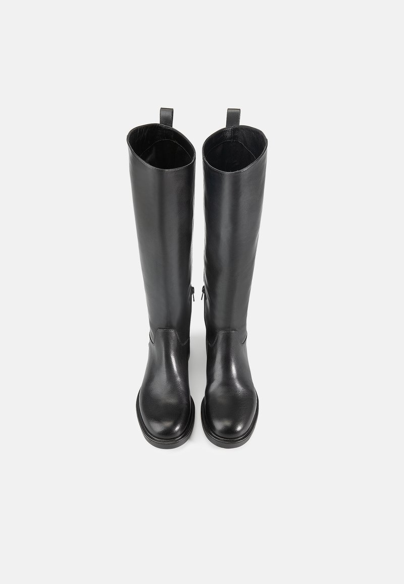 Botas de cuero negras hasta la rodilla con una textura suave, puntera redondeada y tiradores en la parte superior. Cuentan con cremalleras laterales para mayor comodidad al ponerlas.