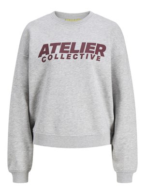 Lys grå crewneck-genser med lange ermer, ribbestrikkede mansjetter og kant, med mørkerød "ATELIER COLLECTIVE"-tekst over brystet.