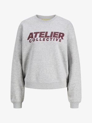 Lys grå crewneck-genser med lange ermer, ribbestrikkede mansjetter og kant, med mørkerød "ATELIER COLLECTIVE"-tekst over brystet.