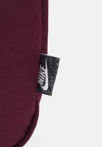 Nike Sportswear HERITAGE CROSSBODY UNISEX - Mala a tiracolo - dark beetroot/pink oxford