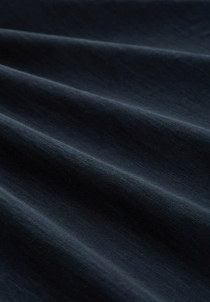 Sötét tengerészkék szövet, lágy redőkkel és finom szövésű textúrával, egyenletes megvilágítás mellett.