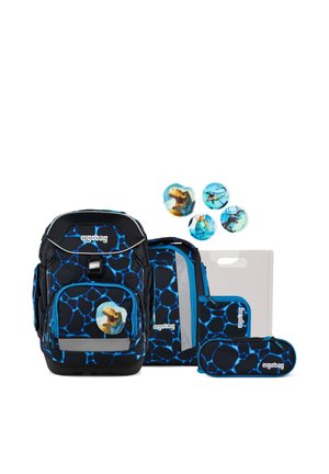 Set zaino nero e blu con fantasia, con astucci coordinati, cartella e distintivi a tema dinosauri, tutti marchiati "ergobag."