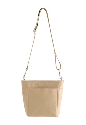 Beige crossbody taske med justerbar strop og frontlomme, lavet af glat materiale med metalspænder på stroppens ender.
