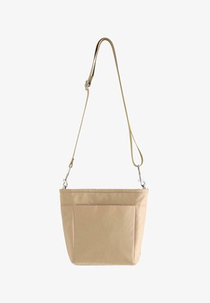 Beige crossbody taske med justerbar strop og frontlomme, lavet af glat materiale med metalspænder på stroppens ender.