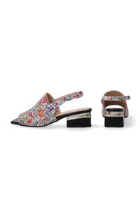 Květinové slingback boty s špičatou špičkou, zdobené vícebarevnými vzory, s nízkým černým blokovým podpatkem a kovovým akcentem na podpatku.