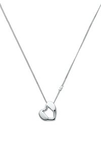 Collana con pendente a forma di cuore in argento su una catena sottile, con design intagliato e finitura liscia. La chiusura presenta un piccolo logo come accent. 
