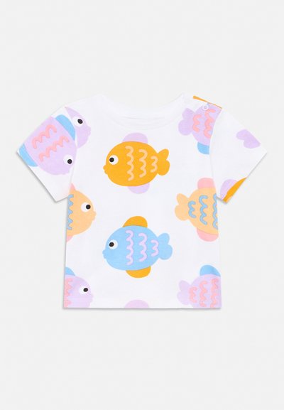 Λευκό παιδικό μπλουζάκι με κοντά μανίκια και πολύχρωμα σχέδια κινούμενων ψαριών σε πορτοκαλί, μπλε, μωβ και ροζ χρώματα, με κουμπιά ανοιγοκλεισίματος στον έναν ώμο.