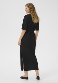 Musternõupid dress, lühikeste varrukatega, vö�öga taljes, külgsuede lõhiku ja sileda tekstuuriga. Kombineeritud mustade balleriinadega. Minimalistlik disain.