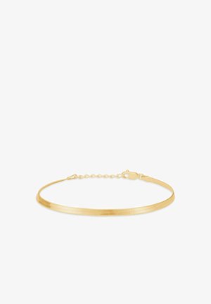 Pulsera de oro con una banda lisa y plana y un cierre de cadena ajustable. Presenta un diseño elegante y minimalista con una superficie reflectante.