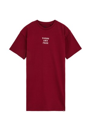 Bourgogne kortærmet T-shirt med rund hals og hvid tekst "YOUNG AND FREE" centreret på brystet.
