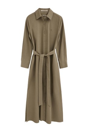 Lange olijfgroene overhemdjurk met volledige knoopsluiting aan de voorkant, lange mouwen, kraag en een ceintuur in taille.