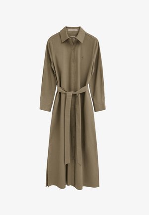 Vestido largo estilo camisa de color verde oliva con abotonadura completa al frente, mangas largas, cuello y cinturón de lazo en la cintura.