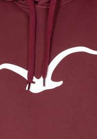 Felpa bordeaux realizzata in morbido tessuto, con un grande logo bianco e cordini regolabili con punte in metallo. Texture liscia e design moderno.