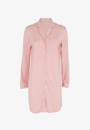 Camicia da pigiama in morbido tessuto rosa chiaro, con una chiusura frontale a bottoni, maniche lunghe, dettaglio tasca e piping bianco lungo il colletto e i polsini.