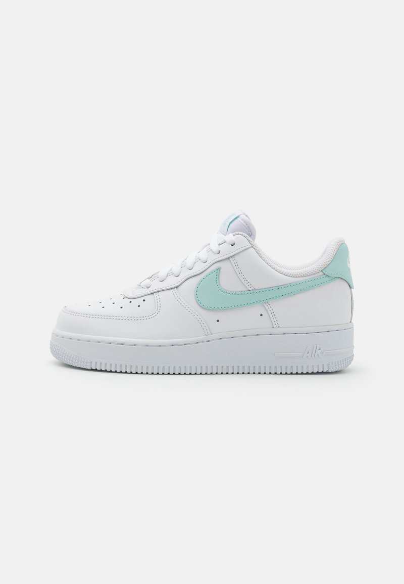 Nike Sportswear AIR FORCE 1 07 FLYEASE - Matalavartiset tennarit - white/jade ice