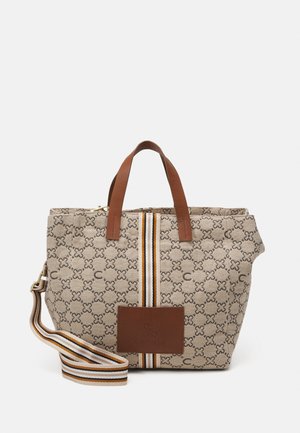 Bolso tote beige con patrón, asas de cuero marrón, acento vertical a rayas y correa de hombro desmontable a rayas.