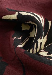 Maroon kangas yuki buu va ka jatumisini wiitlwa, buuka usimi zaafulwe na weishilani, emakatili kosi wika ngunga engraved kali. 
