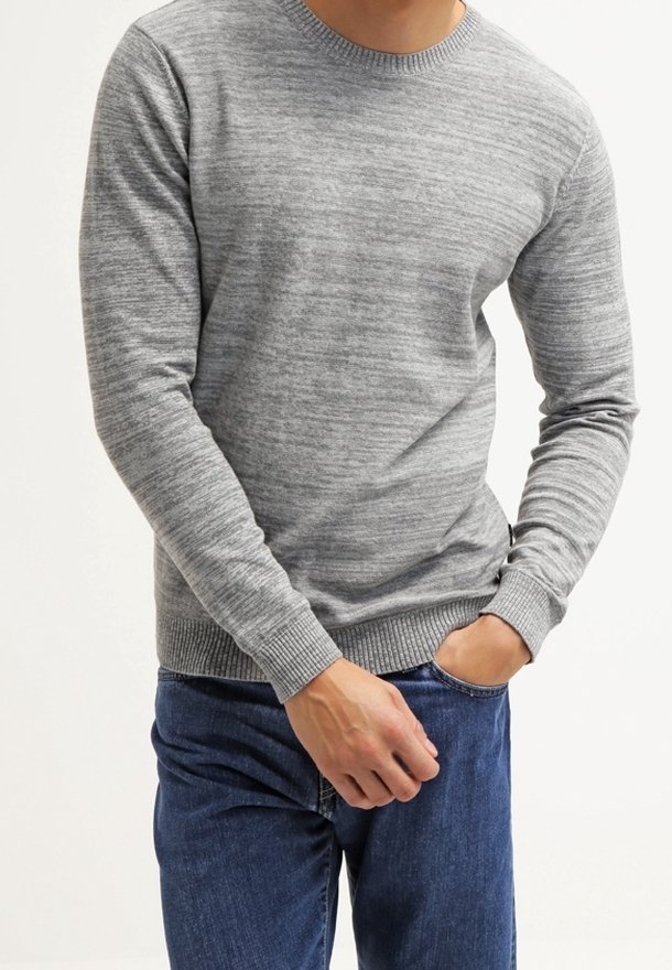 Pull gris en tricot avec un col rond, des poignets et un ourlet côtelés. Le tissu présente une texture subtile à rayures horizontales, porté avec un jean bleu.