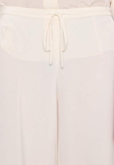 Pantaloni largi de culoare bej deschis, confecționați dintr-un material moale și ușor, cu un cordon la talie și o textură netedă. Se potrivesc bine la talie și au o croială lejeră.