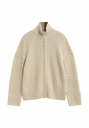 Maglione beige in maglia a treccia con zip, dotato di collare, polsini e orlo a coste, esposto piatto su uno sfondo bianco.