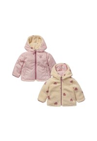 Zwei umkehrbare Kinderjacken mit Kapuzen; eine pink mit kleinen Punkten, die andere beige mit pinken Herzmustern, beide mit Reißverschluss.