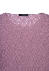 Top di pizzo rosa chiaro con motivo floreale, caratterizzato da scollatura tonda e maniche corte, realizzato in tessuto leggero e strutturato.